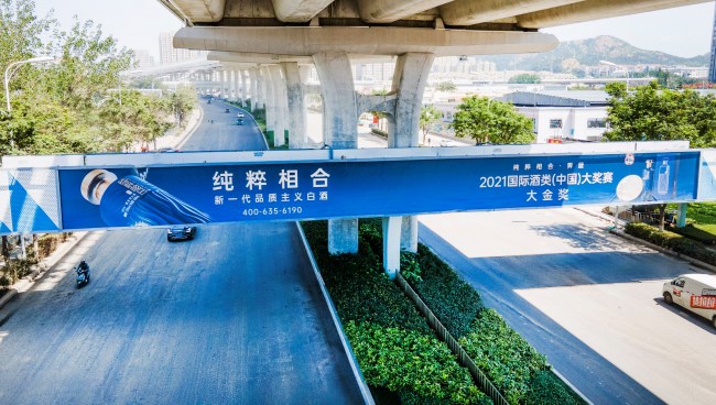 青島李滄重慶中路天橋燈箱大牌廣告投放，青島戶外廣告價(jià)格