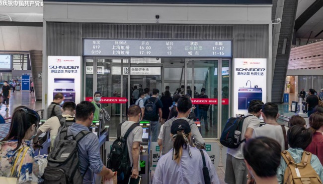 北京南高鐵站檢票口玻璃門貼墻貼廣告投放，北京南站廣告價格