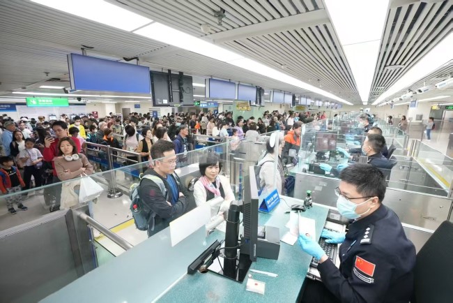 深圳羅湖口岸入境墻面燈箱廣告投放，羅湖口岸通道大屏廣告價(jià)格