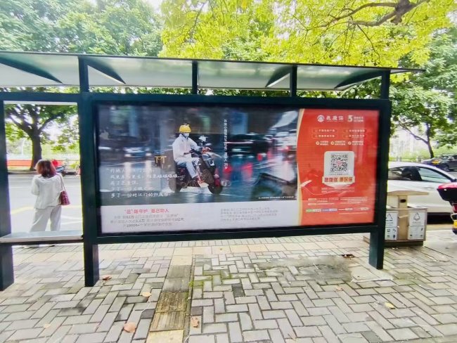江門(mén)公交站臺(tái)燈箱廣告投放，江門(mén)巴士候車(chē)亭廣告價(jià)格
