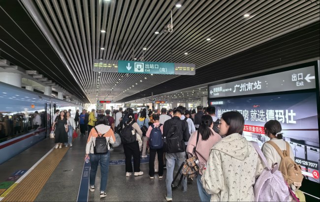 廣州南站高鐵站臺燈箱廣告投放，廣州南站大屏廣告價格