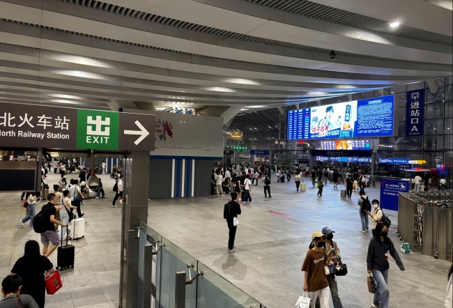 深圳北高鐵站進(jìn)站口上方LED廣告，深圳北站棚大屏廣告投放價(jià)格