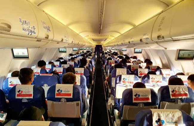 河北航空機(jī)艙電視廣告投放，河北航空飛機(jī)客艙桌板貼廣告價格