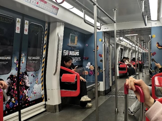 佛山地鐵2號(hào)線內(nèi)包車(chē)貼廣告投放案例，佛山地鐵車(chē)廂廣告價(jià)格
