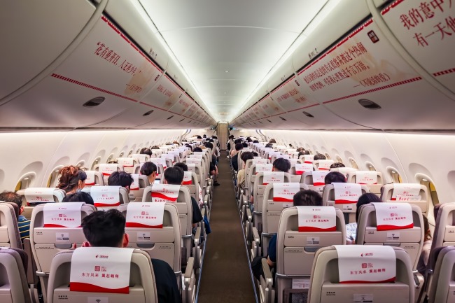東方航空機艙頭枕巾廣告投放，東航飛機客艙機載廣告價格