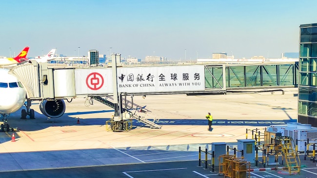 青島膠東機場停機坪大牌廣告投放，青島機場廊橋貼膜廣告價格