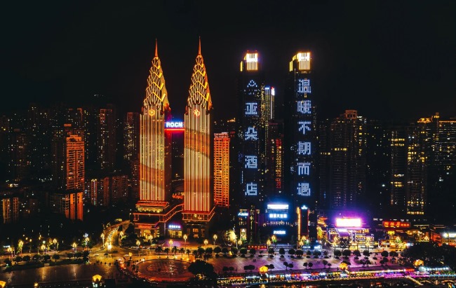 重慶皇冠國際雙子塔外墻大屏廣告投放，重慶燈光秀LED廣告價(jià)格