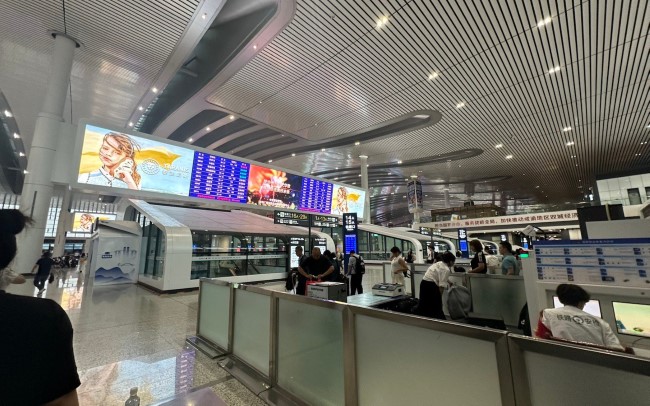 成都東高鐵站候車區(qū)安檢口上方LED廣告，成都東站大屏廣告投放