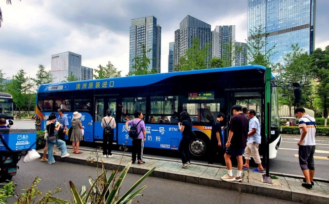 成都公交車身全包車廣告投放，成都公交車巴士外車貼廣告價格