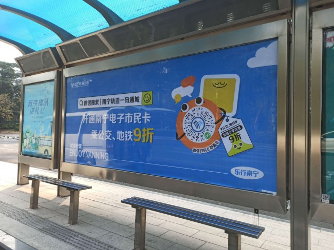 南寧公交站臺燈箱廣告投放，南寧巴士候車亭大牌廣告價格