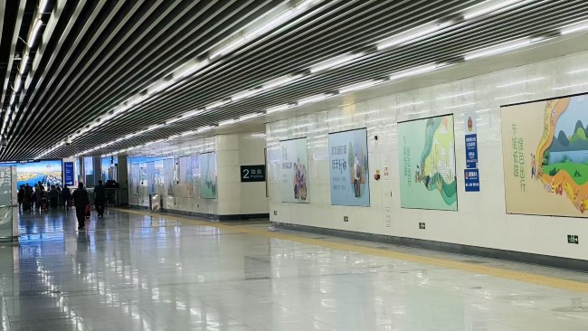 東莞站高鐵進(jìn)出站通道兩側(cè)墻面燈箱廣告，東莞火車站廣告投放