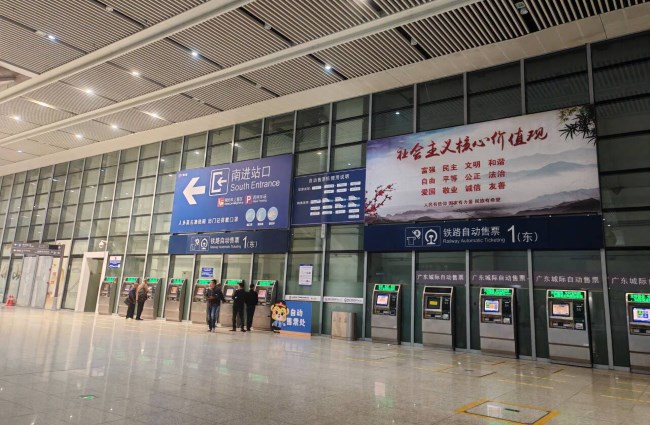 佛山西高鐵站外售票機(jī)上方燈箱廣告投放，佛山西站大屏廣告價格