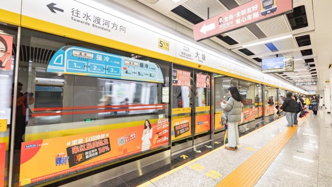 長沙地鐵站臺(tái)屏蔽門貼廣告投放，長沙地鐵玻璃貼廣告價(jià)格