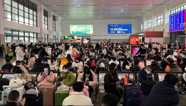 普寧高鐵站候車大廳燈箱廣告投放，普寧站進(jìn)出站通道廣告價格