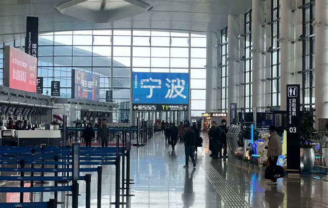 寧波櫟社機場到出發(fā)辦票大廳高空燈箱廣告，寧波機場大屏廣告