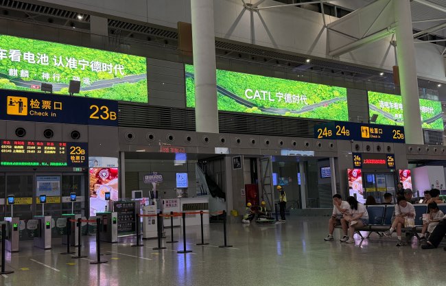 上海虹橋站候車大廳檢票口上方燈箱廣告，上海虹橋高鐵站廣告