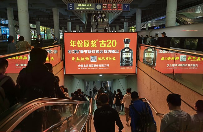 南昌西高鐵站臺(tái)出站扶梯上方燈箱廣告，南昌西高鐵站廣告投放