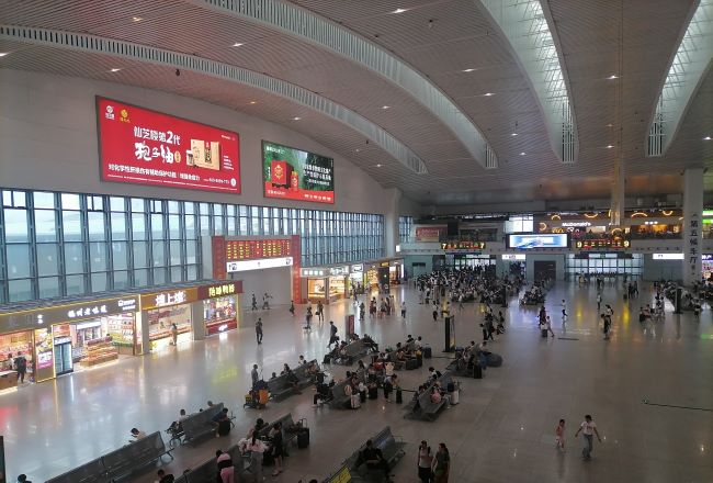 福州站廣告候車大廳上方站棚燈箱投放，福州火車站廣告案例