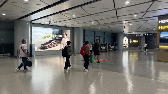 西安機(jī)場到達(dá)通廊正迎面墻面燈箱廣告投放，西安咸陽機(jī)場廣告