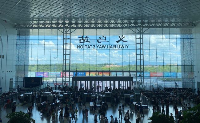 義烏火車站進(jìn)站口圍擋大牌廣告投放，義烏站高鐵廣告價(jià)格