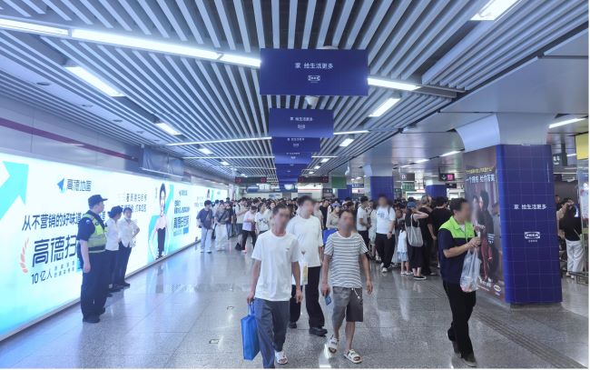 杭州地鐵龍翔橋站廳墻面超長燈箱廣告，杭州地鐵站大屏廣告