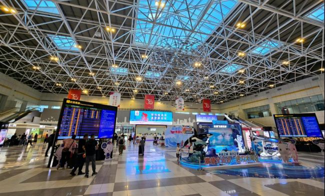 珠海金灣機(jī)場(chǎng)出發(fā)大廳中央LED廣告投放，珠海機(jī)場(chǎng)大屏廣告價(jià)格