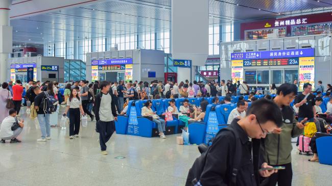 貴陽(yáng)北站候車大廳檢票口兩側(cè)大屏廣告，貴陽(yáng)北高鐵站LED廣告