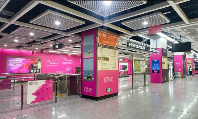 廈門鎮(zhèn)海路地鐵站廳通道墻貼廣告投放，廈門地鐵大屏廣告價(jià)格