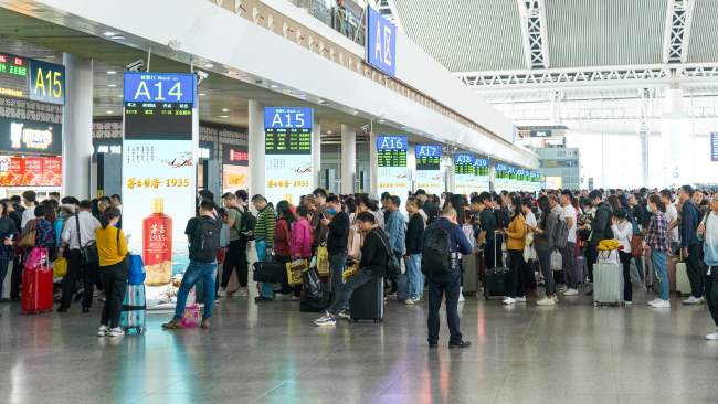 廣州南站候車(chē)大廳檢票口雙面大屏廣告，廣州南高鐵站LED廣告