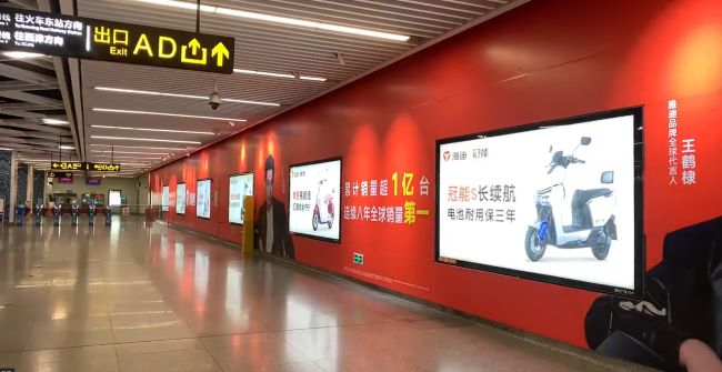 南寧朝陽廣場站地鐵站廳墻貼廣告投放，南寧地鐵廣告價(jià)格