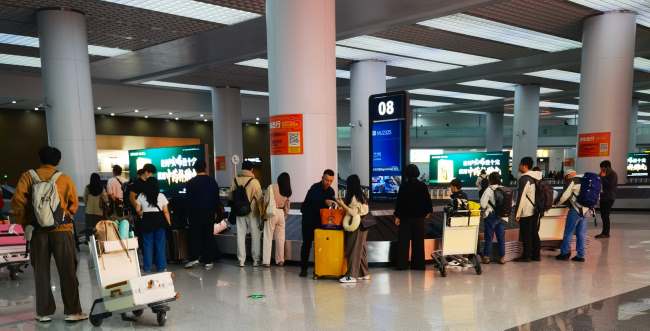 青島膠東機(jī)場(chǎng)行李轉(zhuǎn)盤(pán)上方大屏廣告投放，青島機(jī)場(chǎng)LED廣告價(jià)格