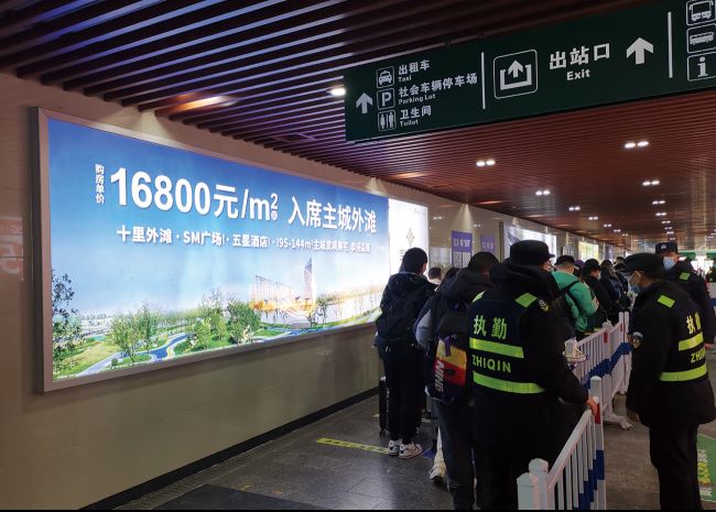 揚州站高鐵出站通道墻面燈箱廣告投放，揚州火車站廣告價格