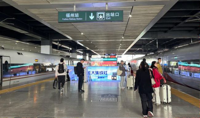 福州站高鐵站臺(tái)扶梯上方燈箱廣告投放，福州火車站廣告價(jià)格