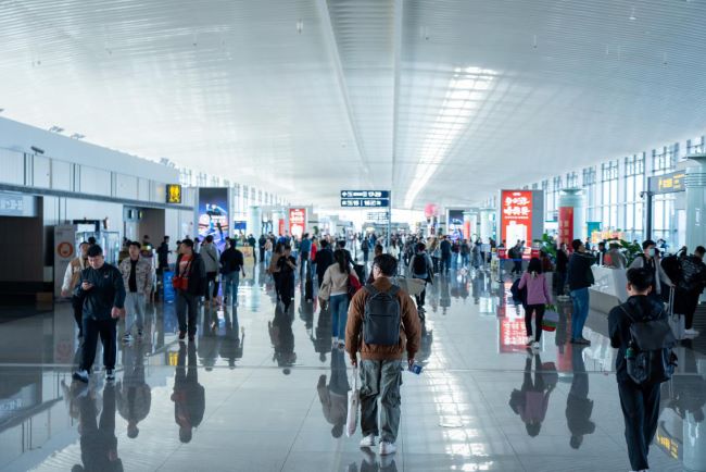 青島膠東機(jī)場(chǎng)候機(jī)大廳燈箱廣告投放，青島機(jī)場(chǎng)大屏廣告價(jià)格