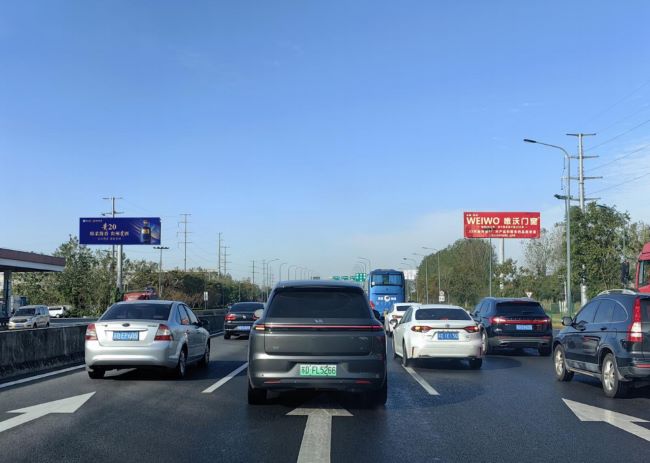 常州金武快速路立柱大牌廣告投放，常州經(jīng)開區(qū)大牌廣告價格