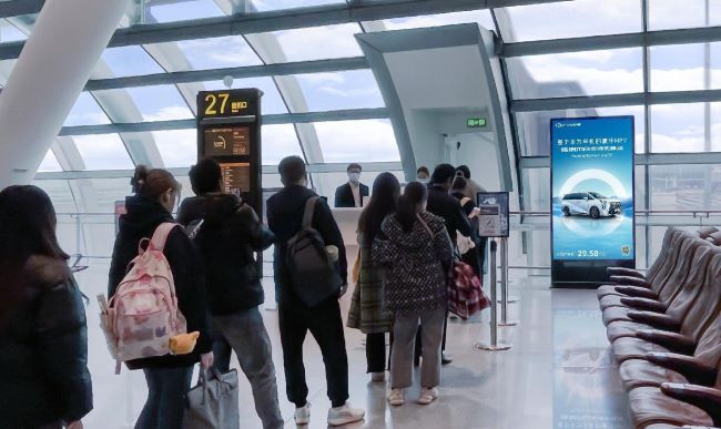 南寧機(jī)場(chǎng)T2登機(jī)口電子刷屏機(jī)吳圩機(jī)場(chǎng)LED大屏廣告投放