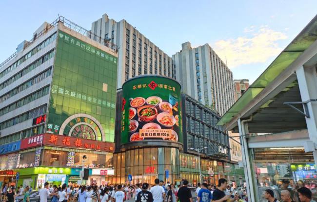 深圳東門(mén)1234SPACE弧形LED大屏廣告：商圈核心的視覺(jué)引力場(chǎng)