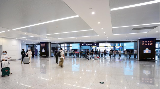 青島膠東機(jī)場(chǎng)到達(dá)廳出口刷屏機(jī)：旅客動(dòng)線的高頻觸達(dá)大屏廣告