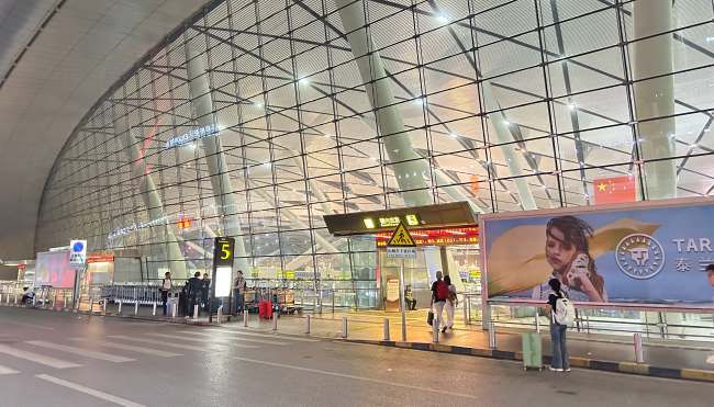 南寧機(jī)場(chǎng)T2出發(fā)大廳航站口入口燈箱廣告的視覺引力