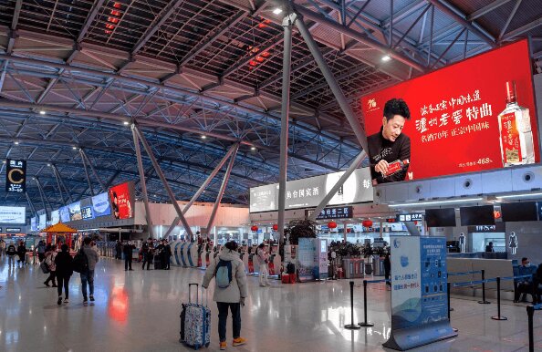 濟(jì)南遙墻機(jī)場(chǎng)廣告價(jià)格收費(fèi)多少錢？濟(jì)南機(jī)場(chǎng)春運(yùn)出發(fā)到達(dá)廣告大屏