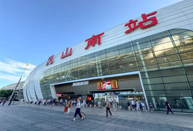 昆山南站進(jìn)站口上方廣場(chǎng)LED大屏：高鐵樞紐的精準(zhǔn)視覺定位