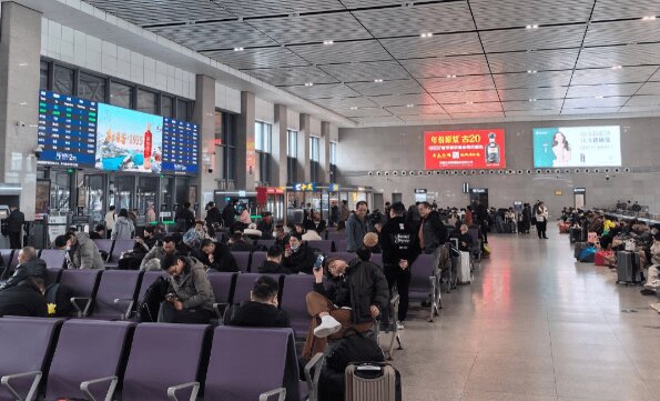 嘉興南高鐵站廣告價(jià)格收費(fèi)多少錢？嘉興南站春運(yùn)熱門候車廣告牌