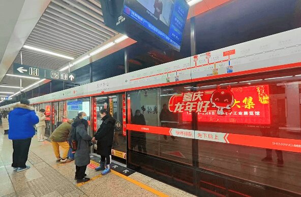 沈陽(yáng)地鐵廣告價(jià)格收費(fèi)多少錢？沈陽(yáng)地鐵站臺(tái)燈箱廣告優(yōu)勢(shì)案例圖