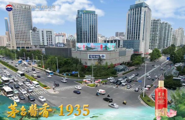 青島LED大屏廣告價格多少錢？青島戶外LED大屏廣告位置優(yōu)勢實景照片