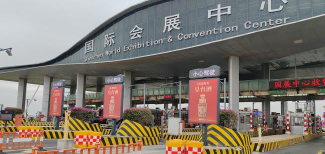 深圳國際會展中心收費(fèi)站聯(lián)排LED大屏：交通要塞的視覺焦點