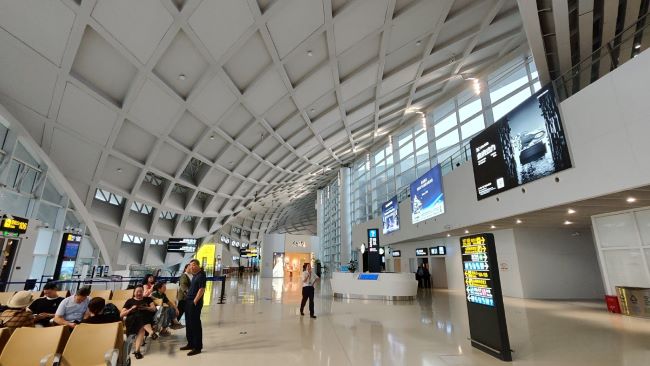 臺(tái)州機(jī)場(chǎng)新航站樓候機(jī)大廳高空燈箱：旅客視線的空中畫廊