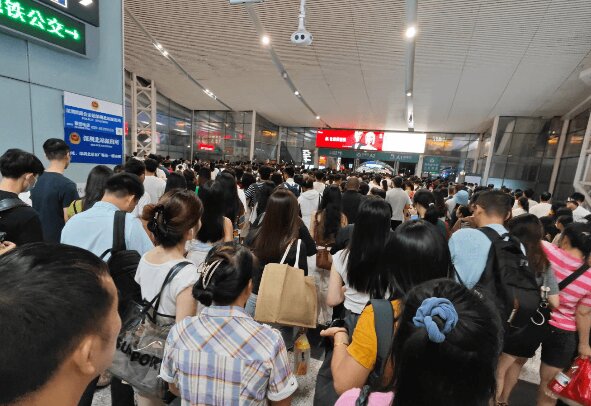 深圳北站出站閘機(jī)燈箱廣告牌價格收費(fèi)多少錢？深圳北高鐵站春運(yùn)