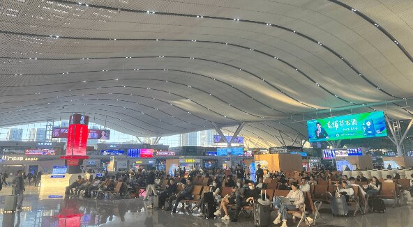 深圳北站大屏廣告價(jià)格收費(fèi)？深圳北高鐵站春運(yùn)候車熱門(mén)吊頂LED廣告