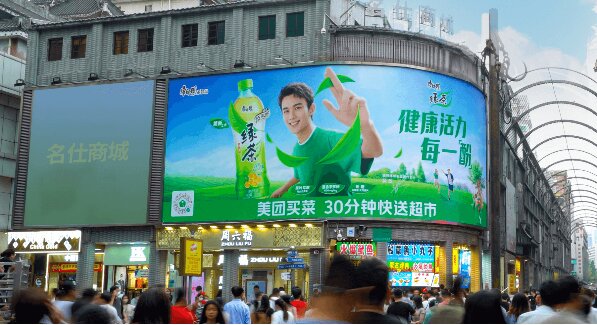 當(dāng)深圳東門步行街戶外大牌廣告遇上科目三，閣下又該如何應(yīng)對？