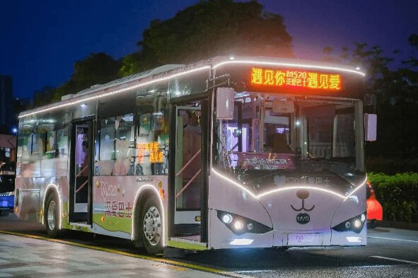 深圳公交廣告520經(jīng)典粉紅涂裝案例，深圳公交車身廣告價(jià)格線路優(yōu)勢(shì)